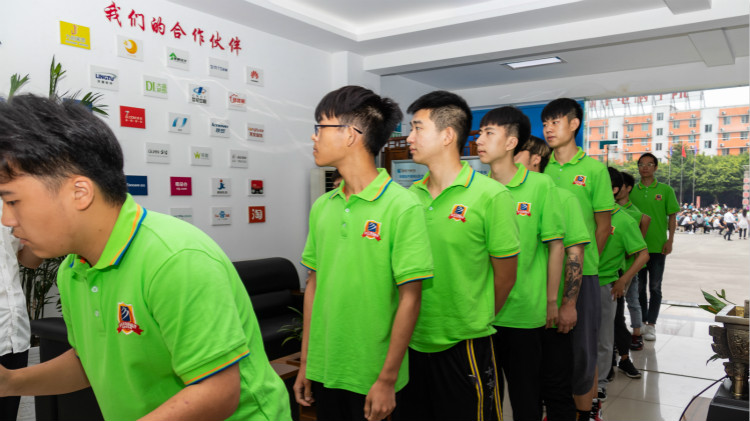 離高薪就業(yè)，你只就差一個新華的距離！