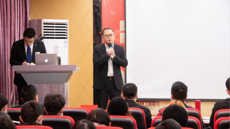 四川新華2021級(jí)預(yù)科班新生見(jiàn)面會(huì)成功舉行