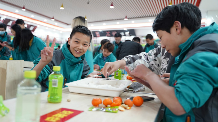 師生鬧元宵，四川新華陪你一起過大年！