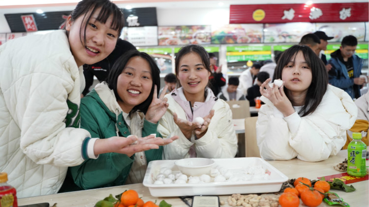 師生鬧元宵，四川新華陪你一起過大年！