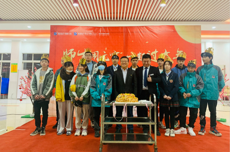 師生鬧元宵，四川新華陪你一起過大年！