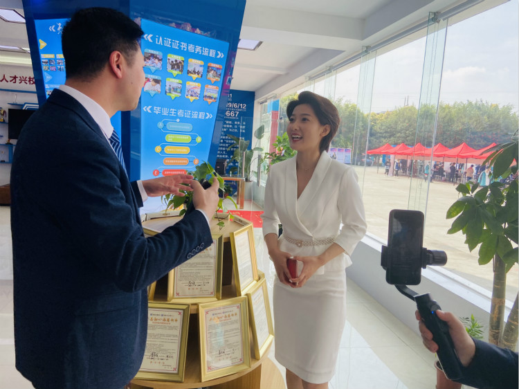 四川新華電腦學(xué)院雙選會(huì)現(xiàn)場，人才爭奪戰(zhàn)正式打響！