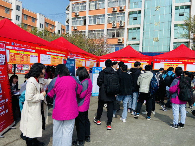 四川新華電腦學(xué)院雙選會(huì)現(xiàn)場，人才爭奪戰(zhàn)正式打響！