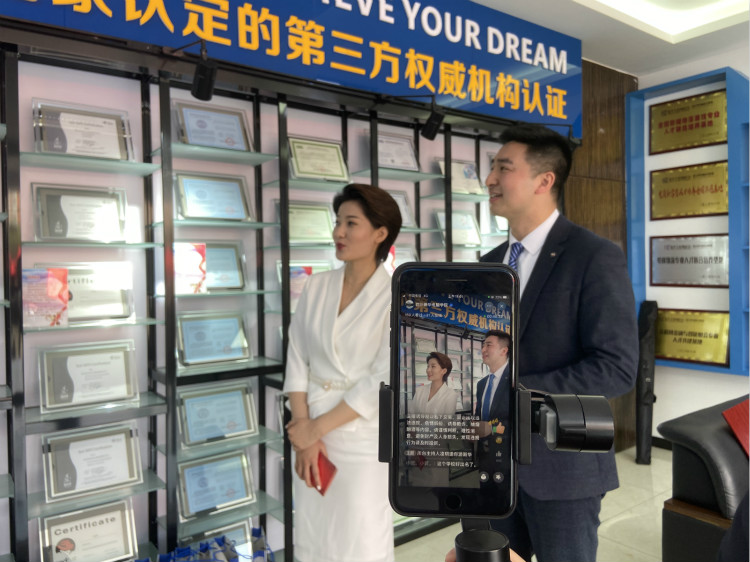 四川新華電腦學(xué)院雙選會(huì)現(xiàn)場，人才爭奪戰(zhàn)正式打響！