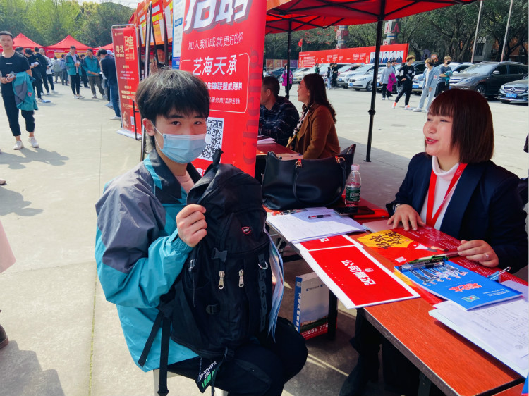 四川新華電腦學(xué)院雙選會(huì)現(xiàn)場，人才爭奪戰(zhàn)正式打響！