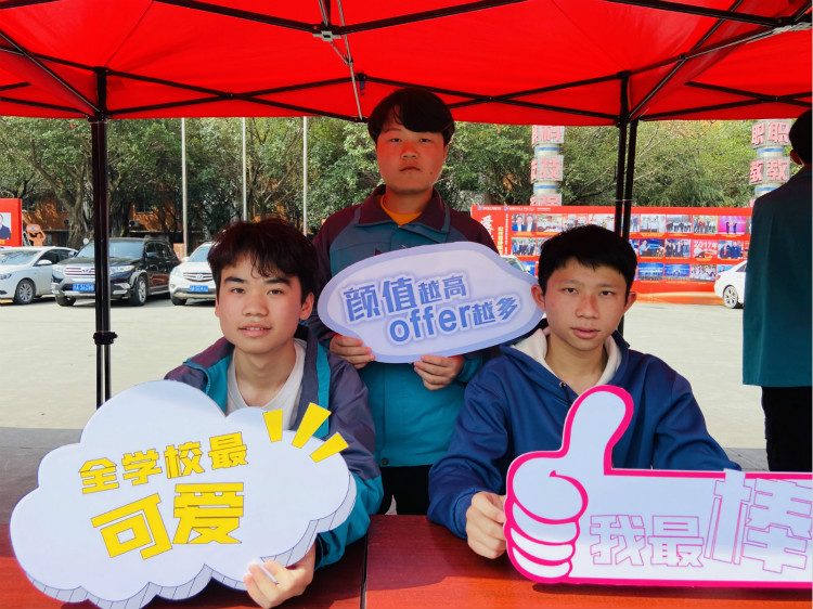 四川新華電腦學(xué)院雙選會(huì)現(xiàn)場，人才爭奪戰(zhàn)正式打響！