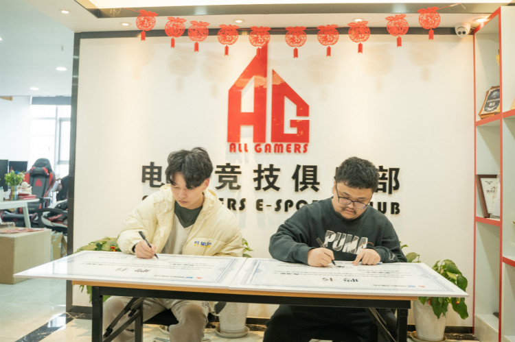 重磅！四川新華又一少年簽約國(guó)內(nèi)頂級(jí)AG俱樂(lè)部！