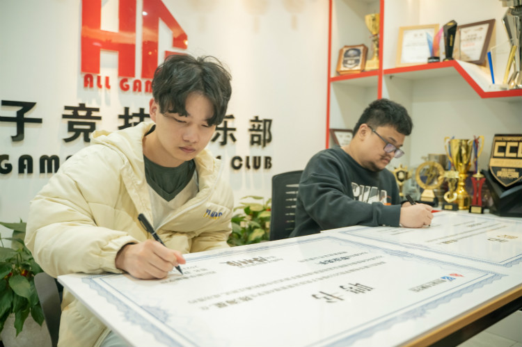 重磅！四川新華又一少年簽約國(guó)內(nèi)頂級(jí)AG俱樂(lè)部！