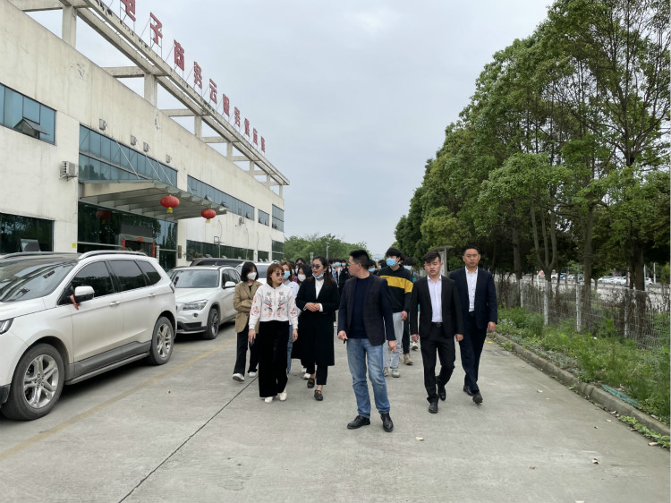 名企研學(xué)游——四川新華學(xué)子走進(jìn)成都蜘蛛網(wǎng)倉物聯(lián)！