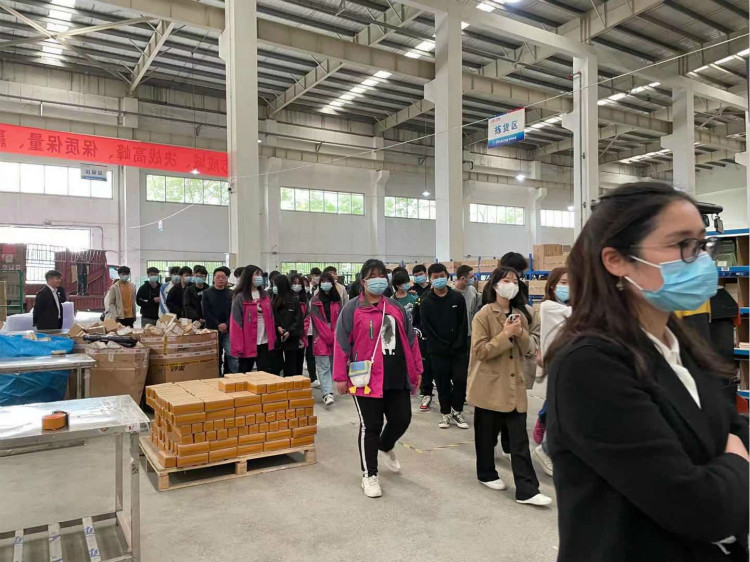 名企研學(xué)游——四川新華學(xué)子走進(jìn)成都蜘蛛網(wǎng)倉物聯(lián)！