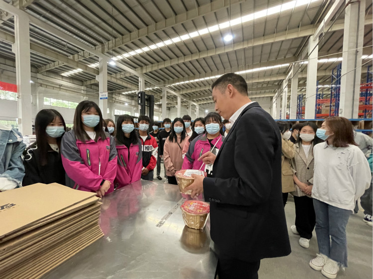 名企研學(xué)游——四川新華學(xué)子走進(jìn)成都蜘蛛網(wǎng)倉物聯(lián)！