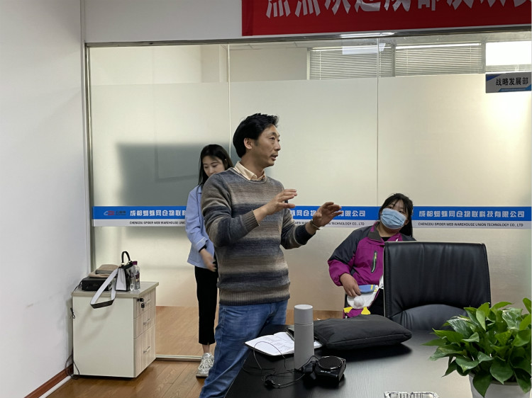 名企研學(xué)游——四川新華學(xué)子走進(jìn)成都蜘蛛網(wǎng)倉物聯(lián)！