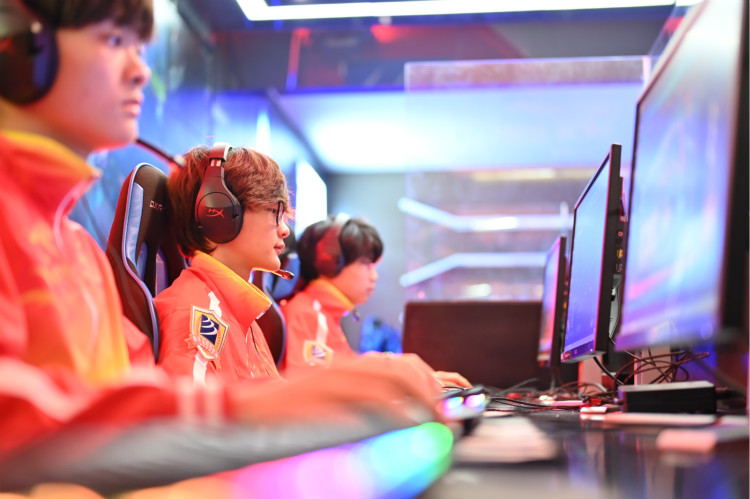 瞞不住了！4月28日明星與新華學(xué)子要“開黑”！