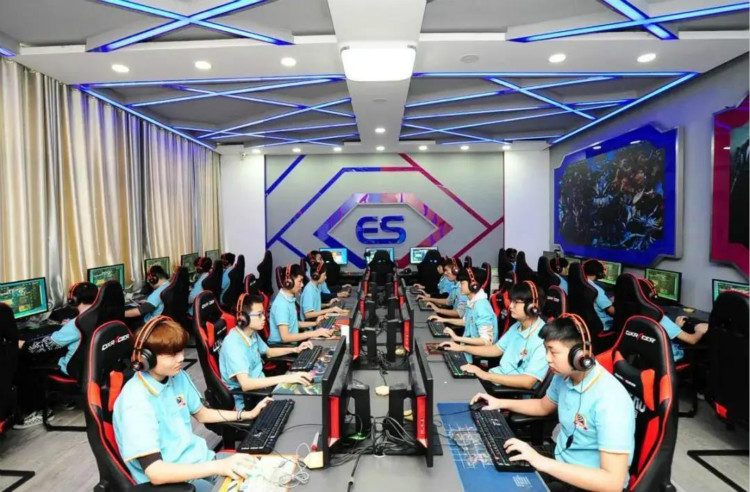 瞞不住了！4月28日明星與新華學(xué)子要“開黑”！