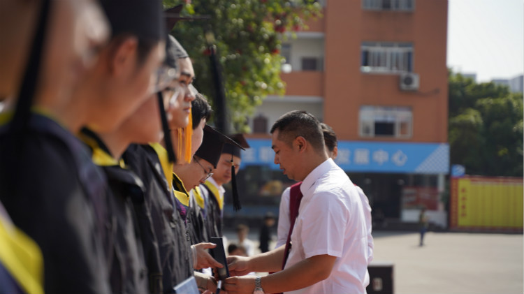 2021四川新華春季畢業(yè)典禮：追光少年 用盡全力 拼這一次！