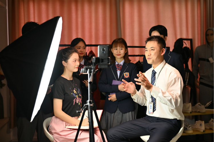 初高成績不理想，找職校？女生學(xué)什么專業(yè)好？