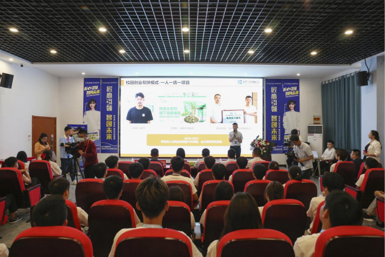 氣質(zhì)女神盧杉走進(jìn)新華互聯(lián)網(wǎng)科技 推薦好學(xué)校好專業(yè)