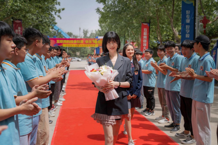 氣質(zhì)女神盧杉走進(jìn)新華互聯(lián)網(wǎng)科技 推薦好學(xué)校好專業(yè)