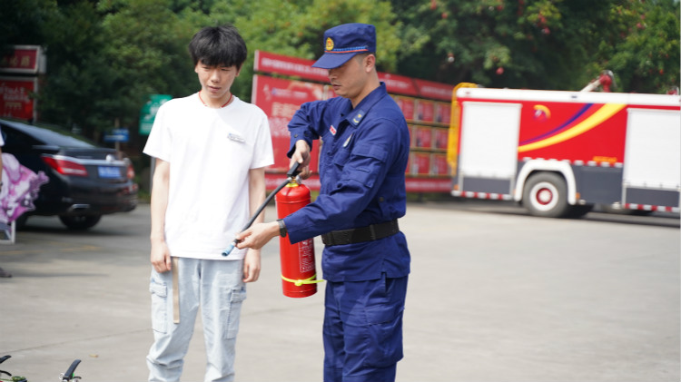 消防演練走進(jìn)四川新華，筑牢安全防火墻