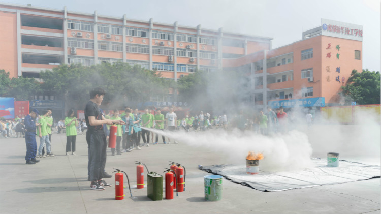消防演練走進(jìn)四川新華，筑牢安全防火墻