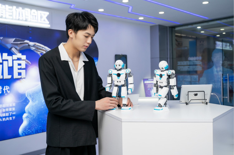 明星帶路|盧東旭探秘校園黑科技，直擊新華硬實(shí)力！