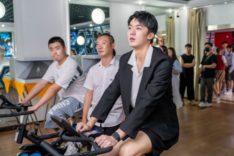 明星帶路|盧東旭探秘校園黑科技，直擊新華硬實(shí)力！