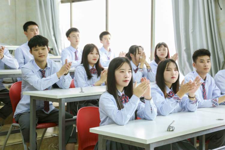 明星@擇校選專業(yè)的你，上職校我們共同推薦新華！