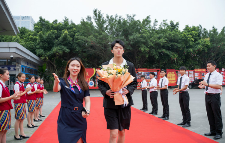 明星@擇校選專業(yè)的你，上職校我們共同推薦新華！