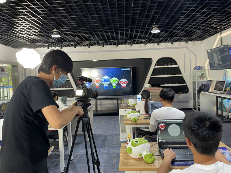 央視頻云端夏令營(yíng)攜手新華電腦，開(kāi)啟動(dòng)漫設(shè)計(jì)小課堂！