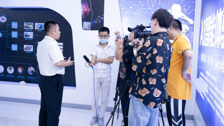 央視頻云端夏令營(yíng)攜手新華電腦，開(kāi)啟動(dòng)漫設(shè)計(jì)小課堂！