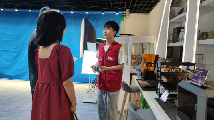 四川新華陽光導(dǎo)學(xué)小組，紅馬甲在行動