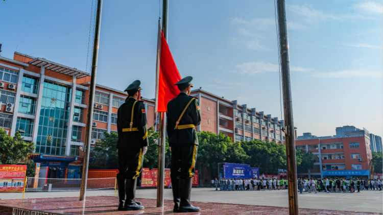 追夢(mèng)新華人|因?yàn)閴?mèng)想·光芒萬丈！