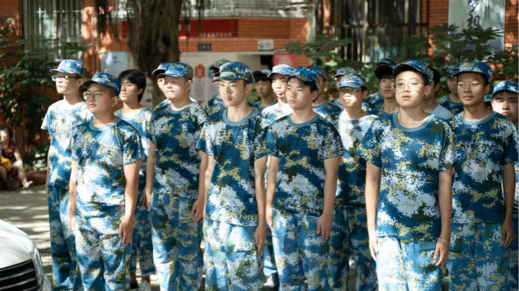 追夢(mèng)新華人|因?yàn)閴?mèng)想·光芒萬丈！