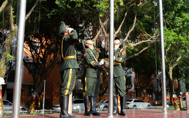 追夢(mèng)新華人|因?yàn)閴?mèng)想·光芒萬丈！