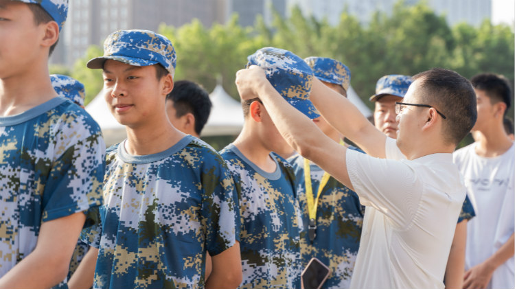 追夢(mèng)新華人|因?yàn)閴?mèng)想·光芒萬丈！