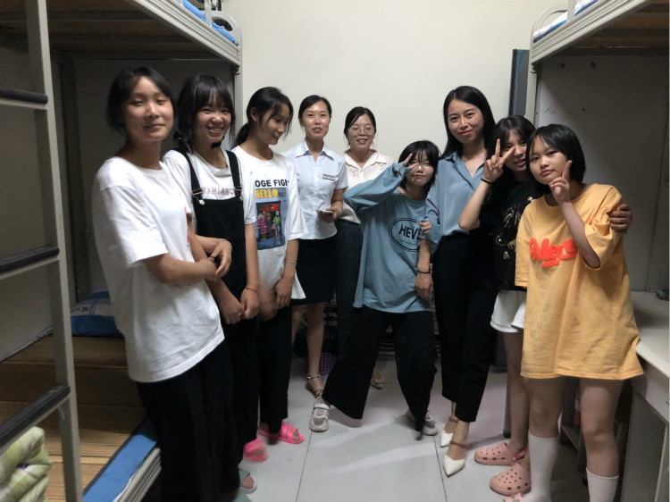 傳遞溫情|四川新華院領(lǐng)導(dǎo)走訪宿舍慰問(wèn)學(xué)生