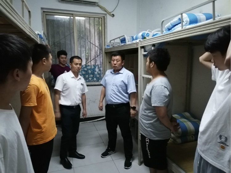 傳遞溫情|四川新華院領(lǐng)導(dǎo)走訪宿舍慰問(wèn)學(xué)生