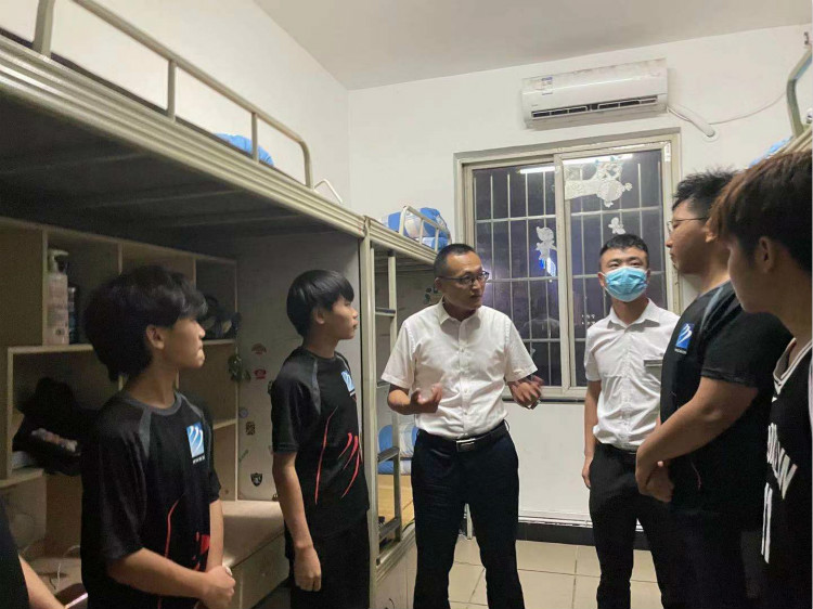 傳遞溫情|四川新華院領(lǐng)導(dǎo)走訪宿舍慰問(wèn)學(xué)生