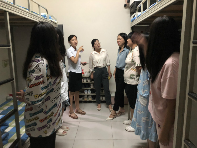 傳遞溫情|四川新華院領(lǐng)導(dǎo)走訪宿舍慰問(wèn)學(xué)生