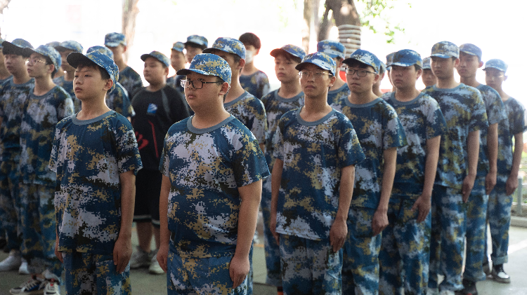 當(dāng)你還在觀望時(shí),新華學(xué)子已經(jīng)開(kāi)始軍訓(xùn)蓄勢(shì)待發(fā)了