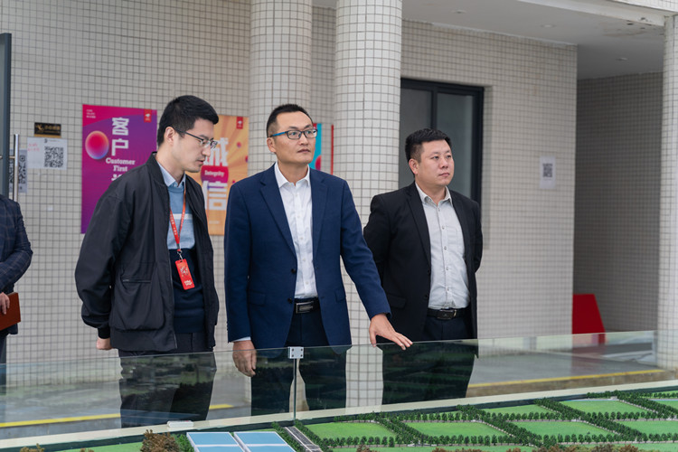 情系學(xué)子|院校領(lǐng)導(dǎo)走訪(fǎng)京東，看望電商實(shí)訓(xùn)學(xué)生！