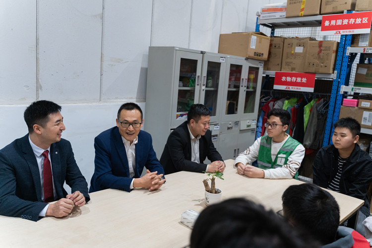 情系學(xué)子|院校領(lǐng)導(dǎo)走訪(fǎng)京東，看望電商實(shí)訓(xùn)學(xué)生！