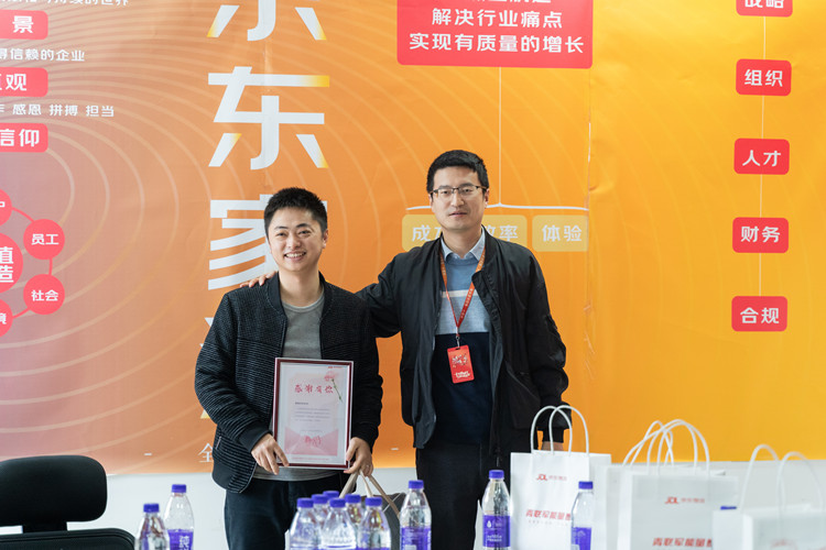 情系學(xué)子|院校領(lǐng)導(dǎo)走訪(fǎng)京東，看望電商實(shí)訓(xùn)學(xué)生！