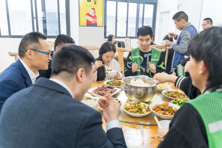 情系學(xué)子|院校領(lǐng)導(dǎo)走訪(fǎng)京東，看望電商實(shí)訓(xùn)學(xué)生！