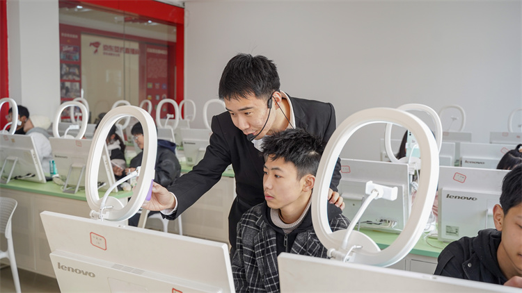 新學(xué)期 新氣象2022新華第一次升旗儀式隆重舉行！