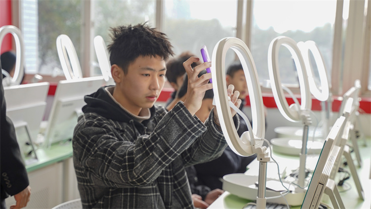 新學(xué)期 新氣象2022新華第一次升旗儀式隆重舉行！