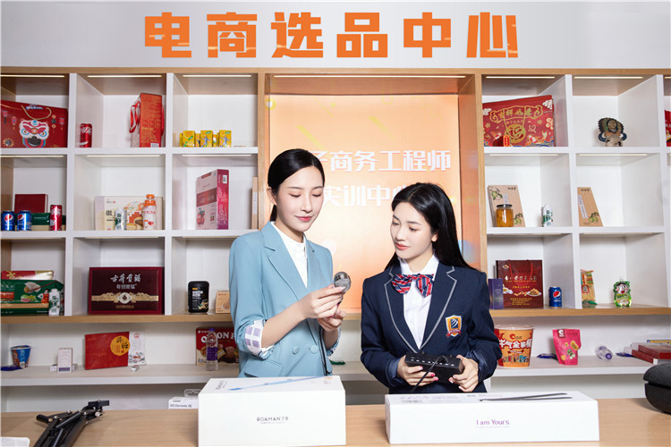 洞察職教，預(yù)見未來，央視頻直播專訪新華電腦教育