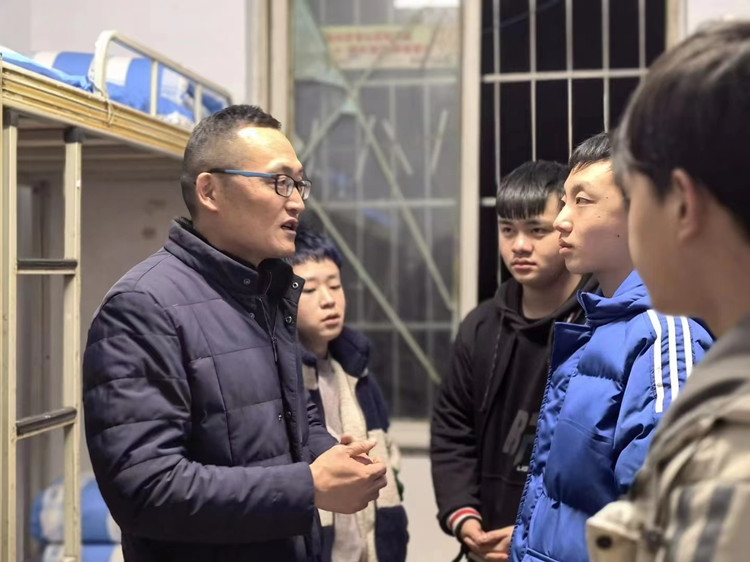 心系新生 關(guān)心慰問|校領(lǐng)導(dǎo)走訪慰問2022級(jí)新生