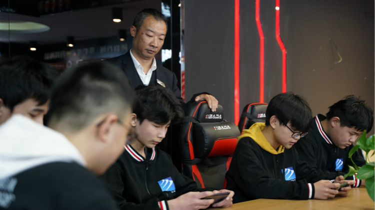 王者爭(zhēng)霸 限定名額！LGD俱樂部明星成員來新華啦！