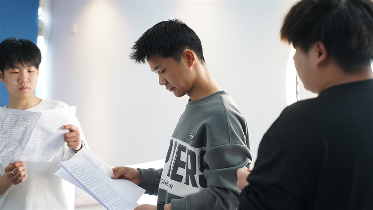 電商專業(yè)學(xué)生電商直播實(shí)訓(xùn)活動(dòng)如火如荼開展中……